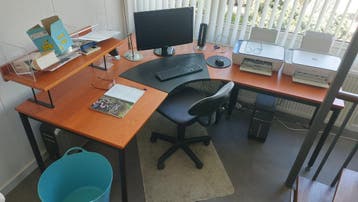 Hoekbureau met houtkleurig blad en zwart onderstel