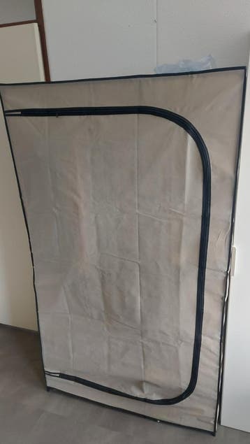 Stoffen kast kleding
