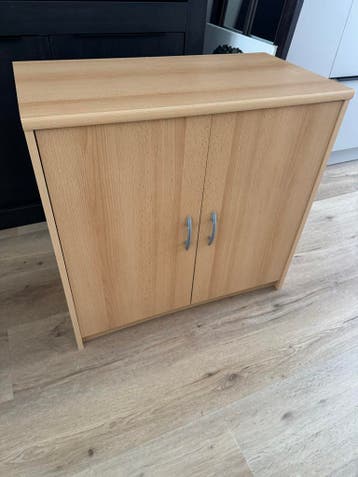 GRATIS! Houten kastje met twee deuren en legplank