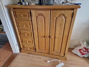 Robuuste houten kast met deuren, planken en 5 lades