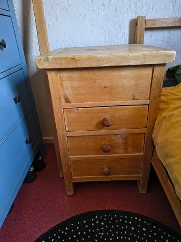 Houten kastje met drie lades