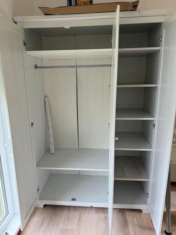 Witte IKEA kledingkast met spiegeldeur
