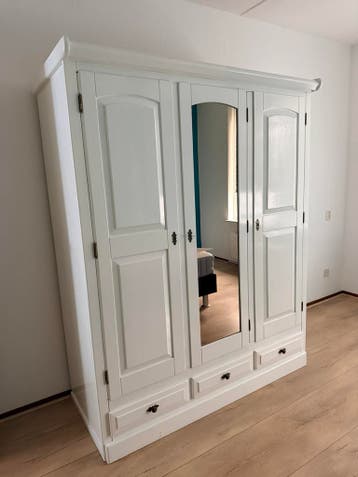 Gratis: Wit geschilderde kledingkast - moet weg!