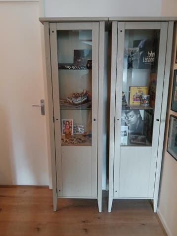 Twee vitrinekasten met glazen deuren