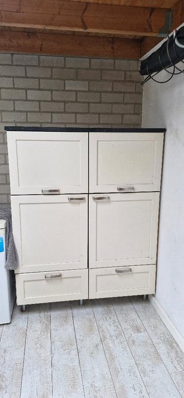 Keukenkast met belgisch hardsteen bovenop