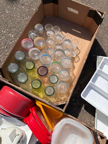 Gratis Keukeninboedel: glazen, mokken, borden, pannen, mixer