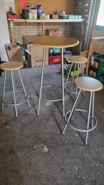 Gratis statafel en 3 krukken