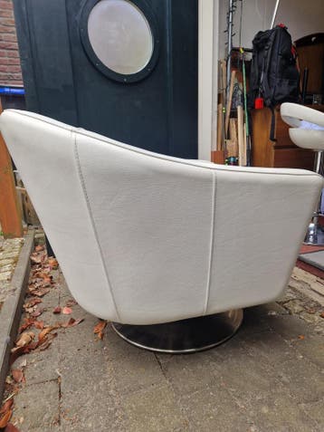 Wit leren fauteuil.