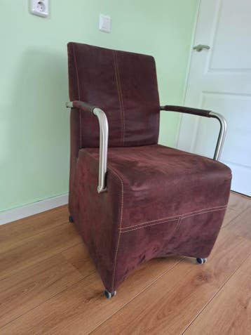 Bruine stoel op wieltjes met armleuningen