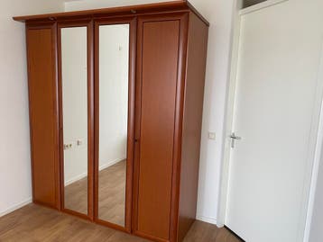 4 deurs kledingkast GRATIS