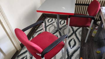 GRATIS Tafel met twee rode stoelen