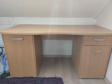 Houten bureau met lades en kastjes