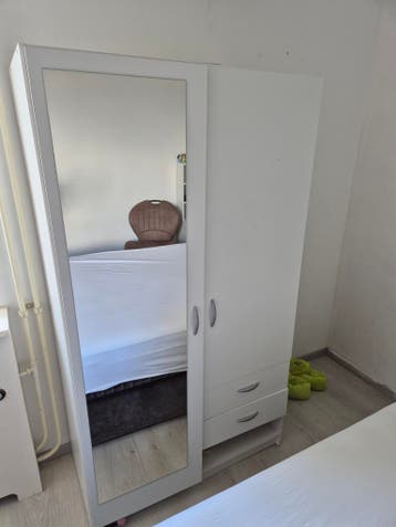 Witte kledingkast met spiegel