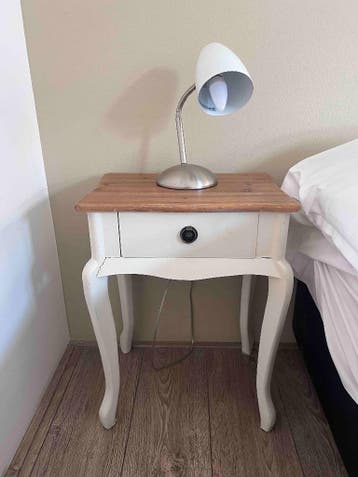 GRATIS: 2x houten nachtkastjes – ophalen eind april!