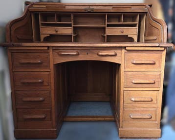 Klassiek eiken cilinderbureau