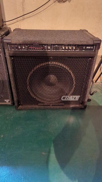 Gratis Crate Bass versterker. Werkt nog, maar geeft kraak.