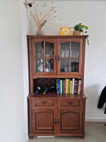 Houten buffetkast met glazen deuren