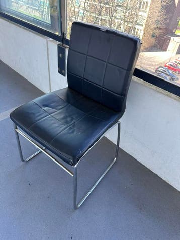 Zwarte stoel met metalen onderstel