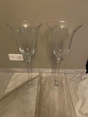 2 glazen stolpen, 1 met barst