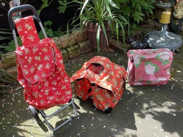 Gratis af te halen fietstassen en boodschappenkar.