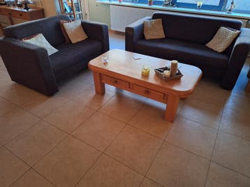 Salon tafel massief eiken gratis af te halen.