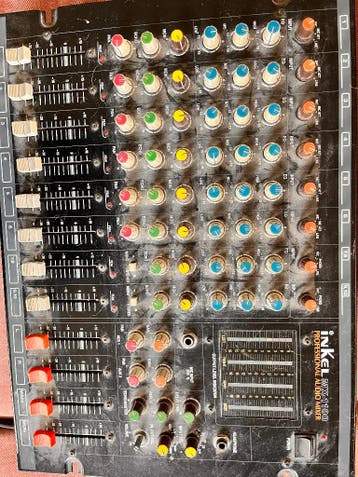 Inkel MX1100 Mengtafel = Defect. Eventueel voor onderdelen.