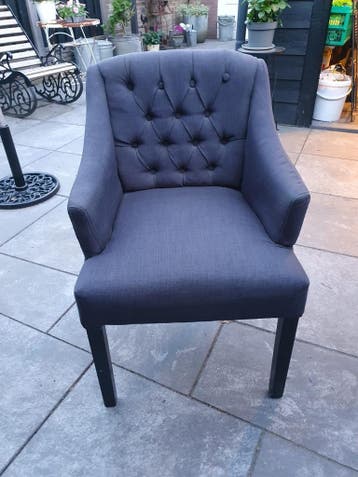 GRATIS Stijlvolle eetkamerstoel - antraciet met knopen