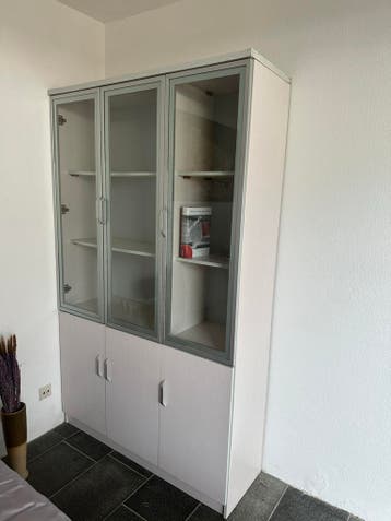 Gratis Vitrinekast met glazen deuren en planken