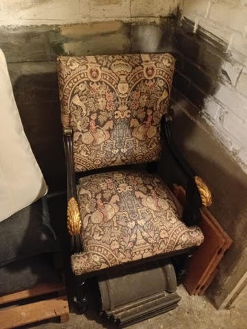 GRATIS fauteuil met gobelin stof en houtsnijwerk