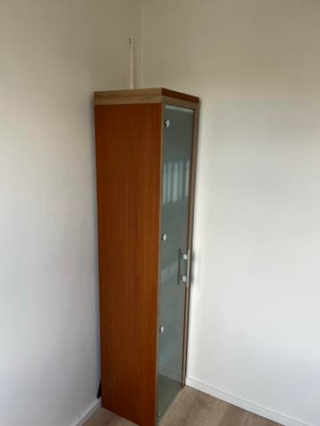 Vitrinekast met glazen deur