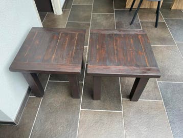 Twee donkerbruine bijzettafels