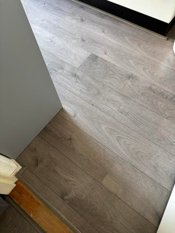 Grijs eiken kliklaminaat met groef