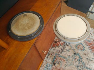 Twee drumpads, waarvan één op standaard