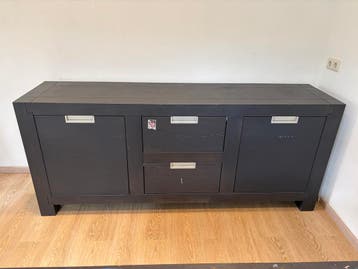 Donker grijs dressoir met lades en deuren