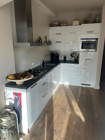 Keuken met stenen blad en apparatuur