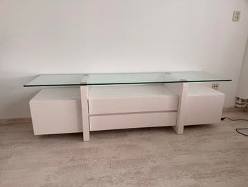 Wit dressoir met glazen blad