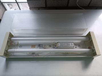 Witte lichtlamp met twee TL-buizen en geribbelde kap