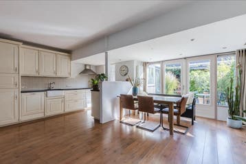 Gratis laminaatvloer ongeveer 50m2 (zelf verwijderen)