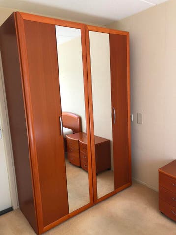 Kledingkast met harmonicadeuren met spiegels