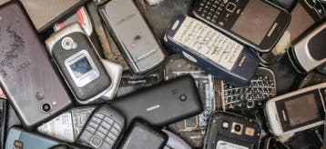 Gezocht: Kapotte / oude telefoons voor mijn werkplekje!