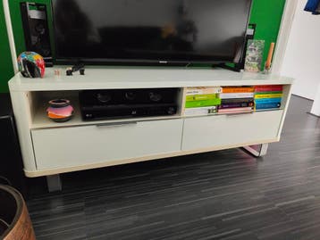 Tv-meubel hoogglans wit met aluminium poten