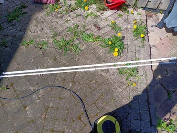 2 witte gordijnrails