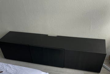 Zwart tv-meubel met drie deuren