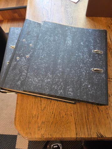 Set van gebruikte ordners, grijs gespikkeld