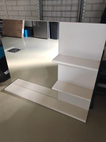 Wandbord met grote spiegel