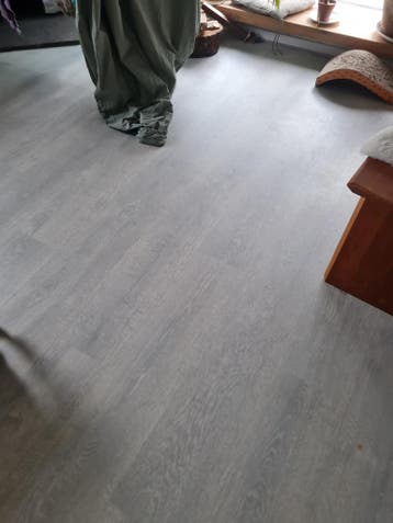 Gratis: 60 m2 lichtgrijs laminaat