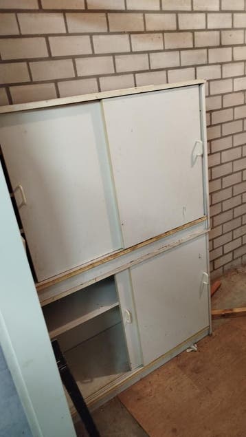 2 houten kastjes met schuifdeuren