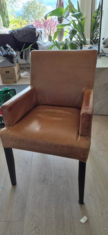 6 stoelen en vloerlamp