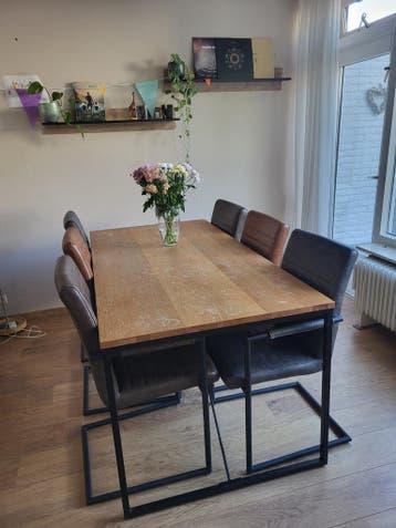 Tafel met 7 stoelen - gratis af te halen