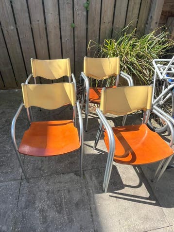 Vintage eettafel met 6 stoelen